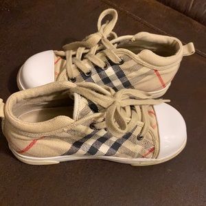 Burberry shoes size 27